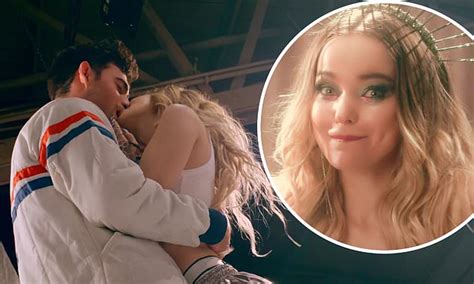 Watch Dove Cameron’s Steamy Kiss With Alexander 23 in New。